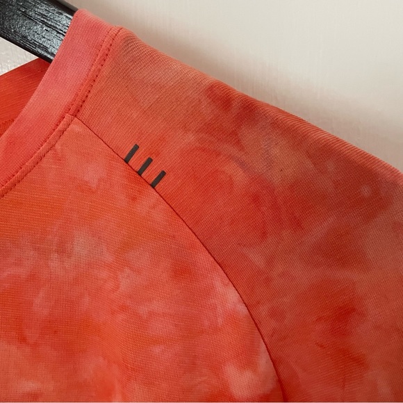 Lululemon t-shirt in excellent condition. Only worn a few times. - Picture 2 of 5